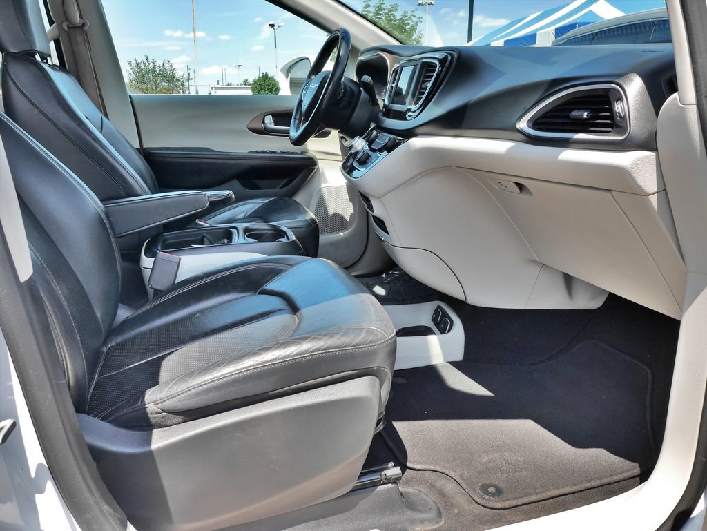 Used 2019 Chrysler Pacifica Touring-L FWD image 12