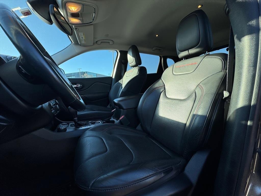 Used 2020 Jeep Cherokee Trailhawk image 13