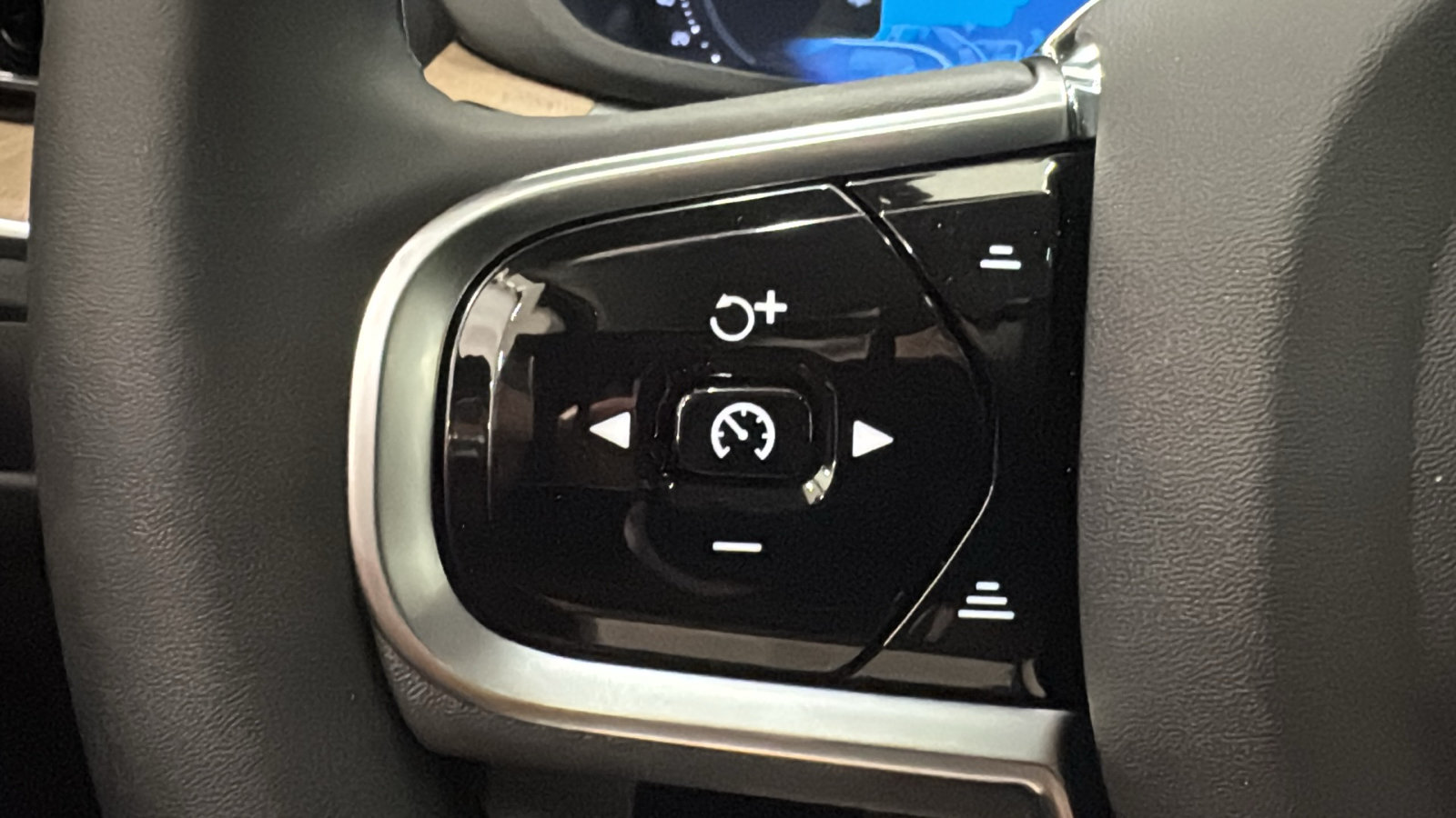 New 2026 Volvo XC60 T8 Plus w/ Protection Package Premier AWD/4WD image 13