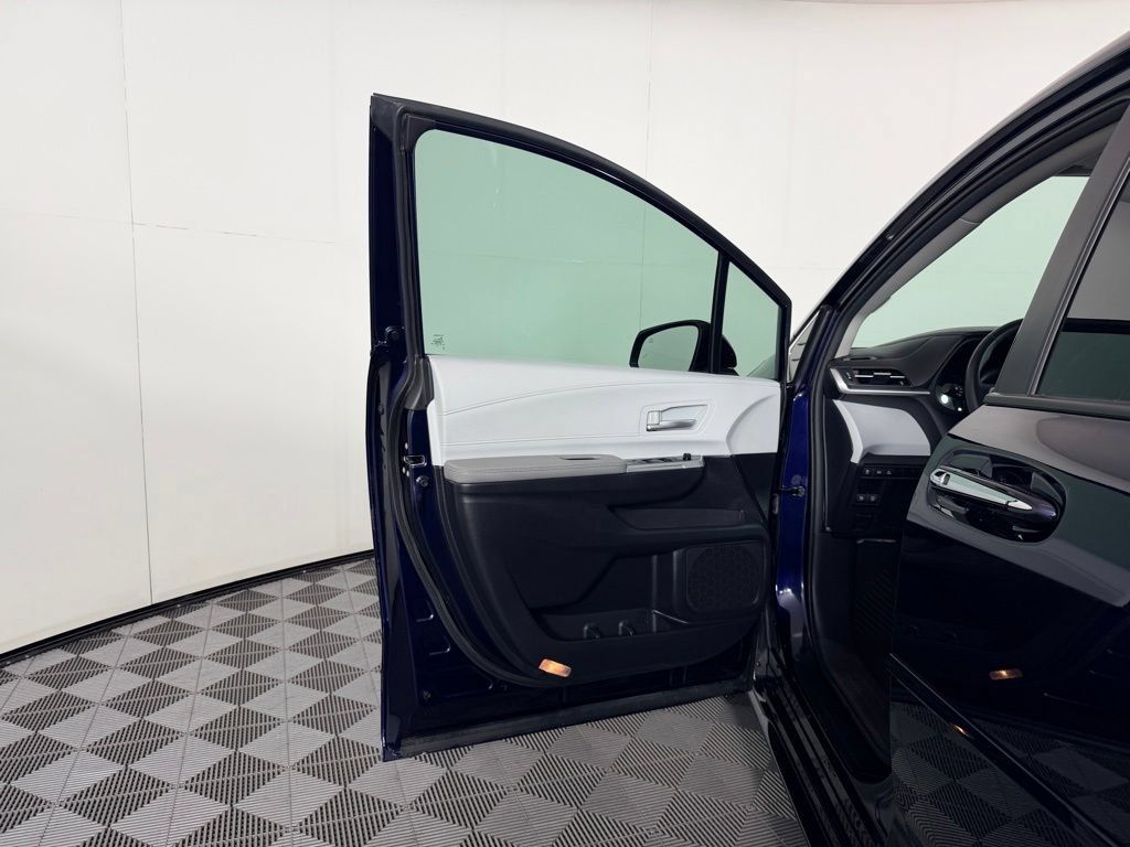 Used 2025 Toyota Sienna XLE w/ XLE Plus Package FWD image 27