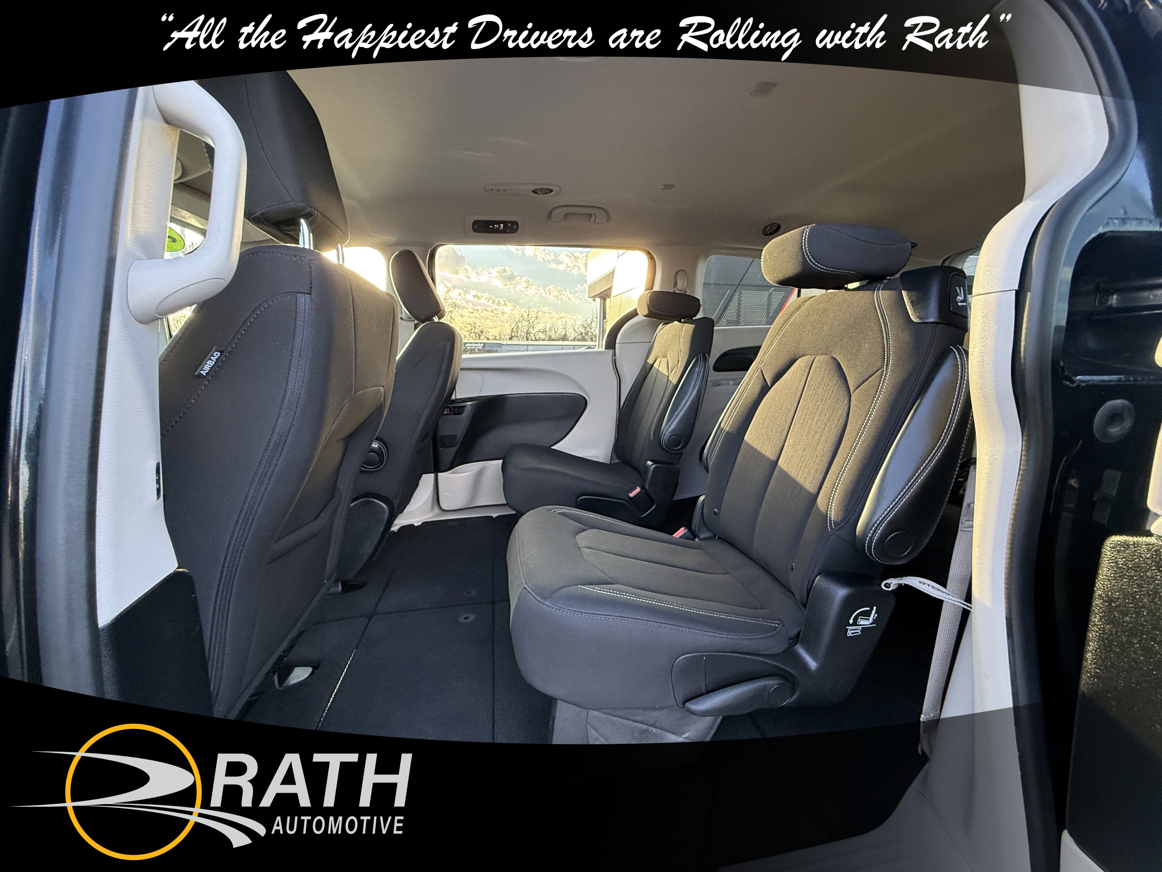 Used 2022 Chrysler Voyager LX image 20