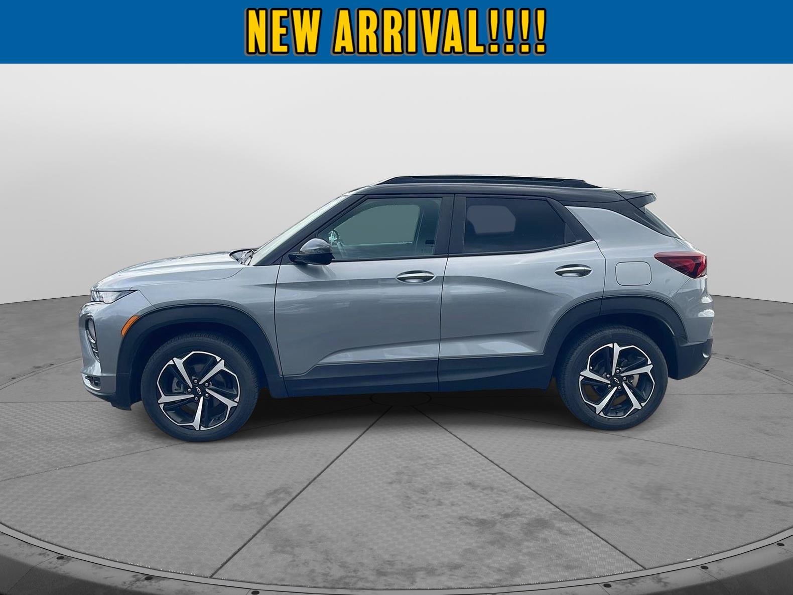 Used 2023 Chevrolet TrailBlazer RS w/ Sun and Liftgate Package AWD/4WD image 2