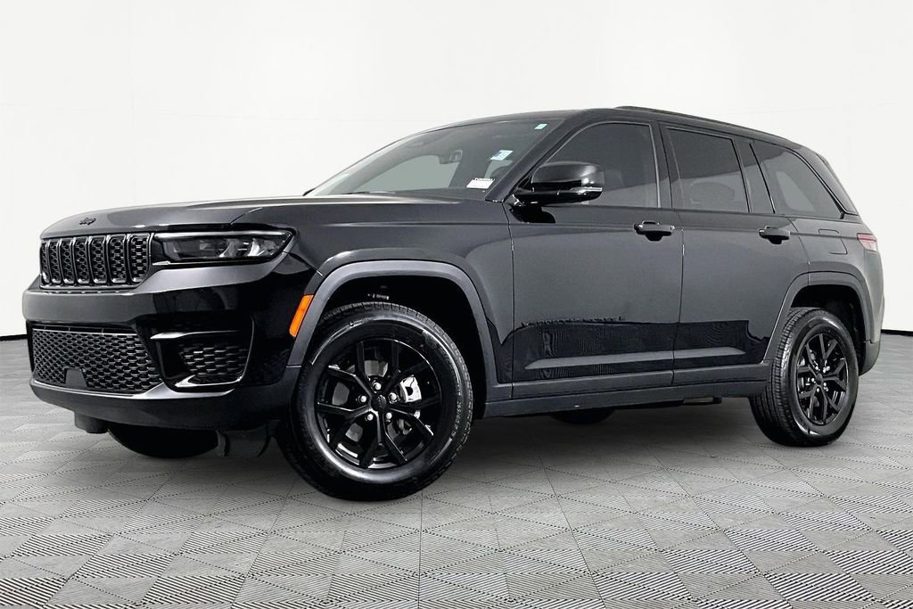 Used 2025 Jeep Grand Cherokee Altitude AWD/4WD image 1