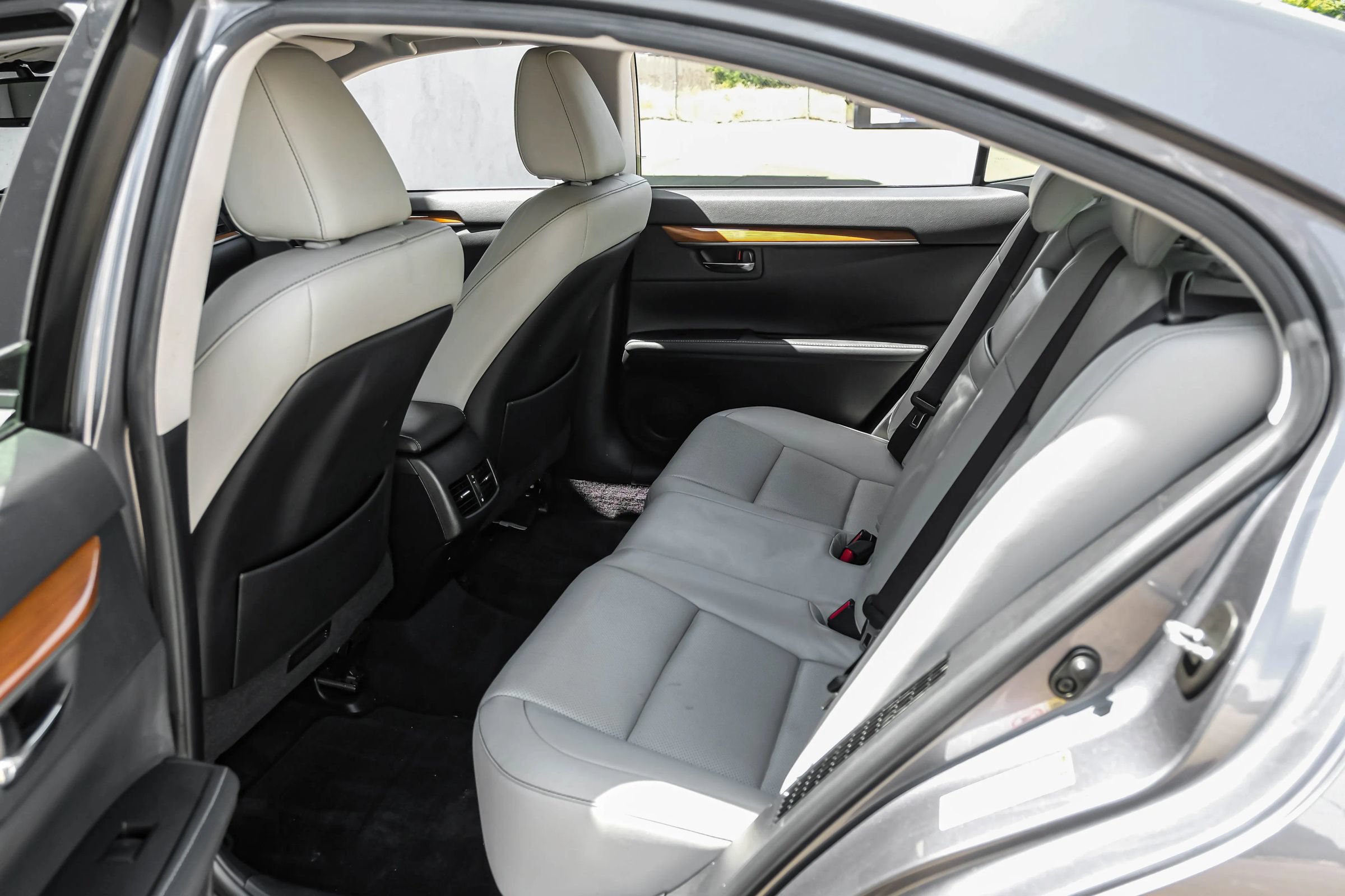 Used 2014 Lexus ES 300h w/ Luxury Package w/Bamboo Trim FWD image 34