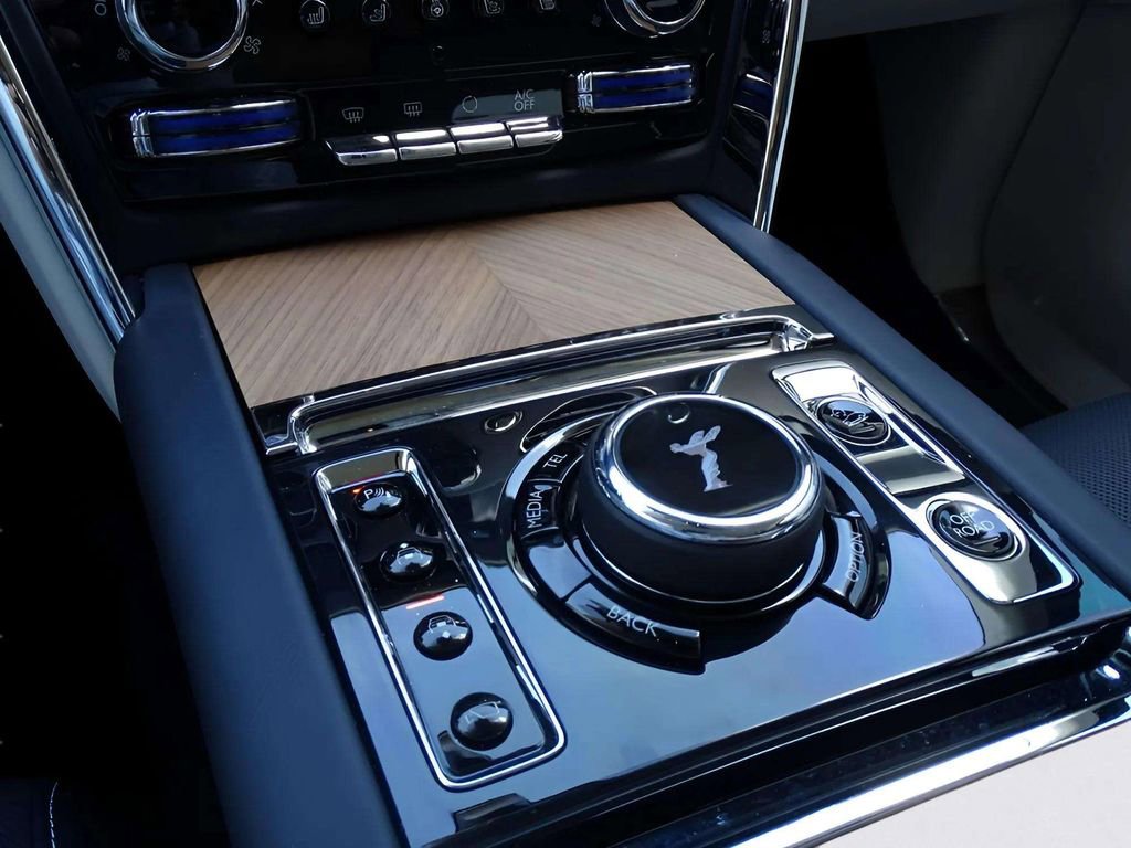Certified 2025 Rolls-Royce Cullinan AWD/4WD image 16