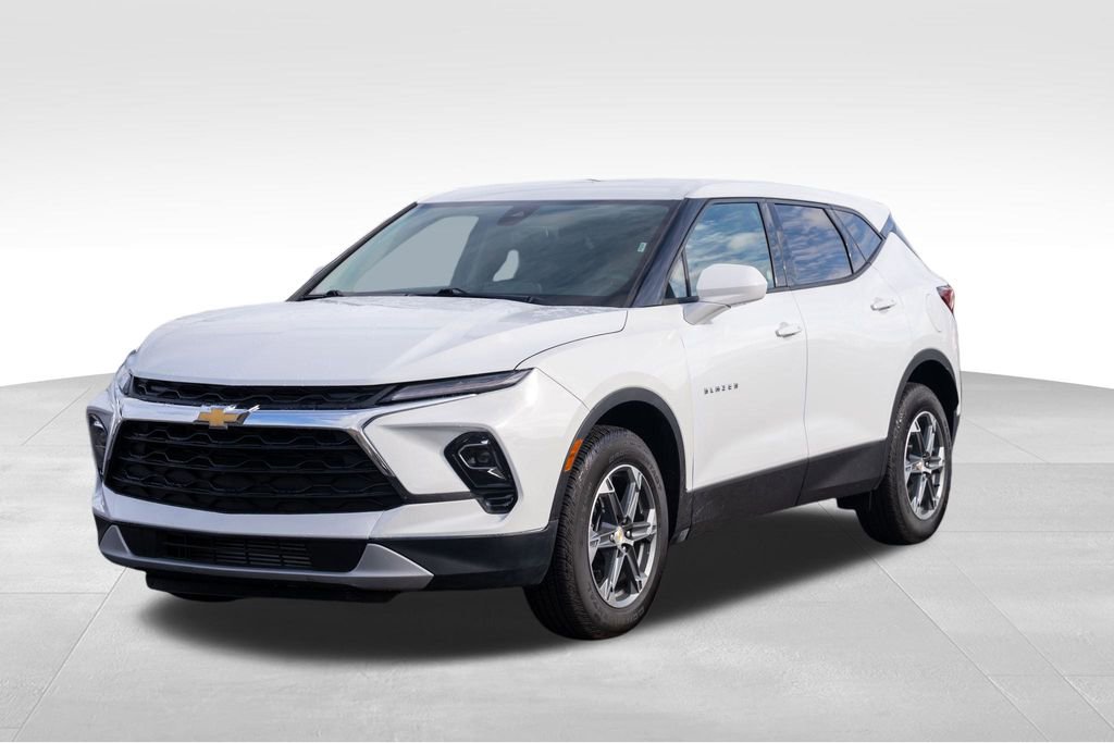 Used 2025 Chevrolet Blazer LT image 3