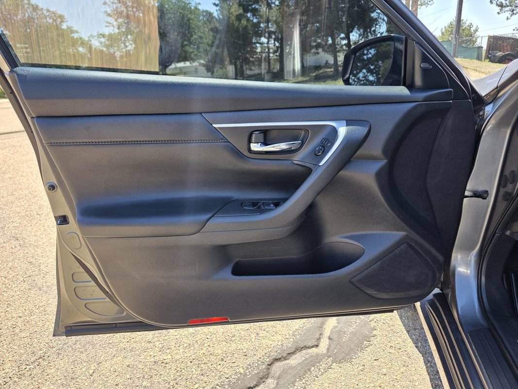 Used 2017 Nissan Altima 2.5 SL w/ Moonroof Package FWD image 11