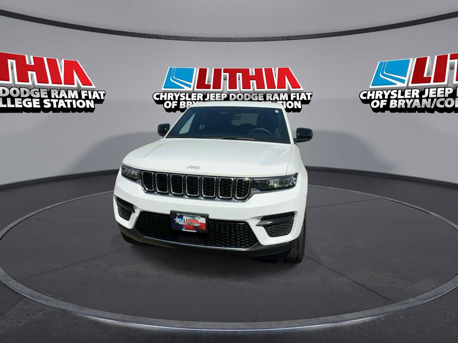 Used 2025 Jeep Grand Cherokee Laredo w/ MOPAR Finishing Package RWD image 3