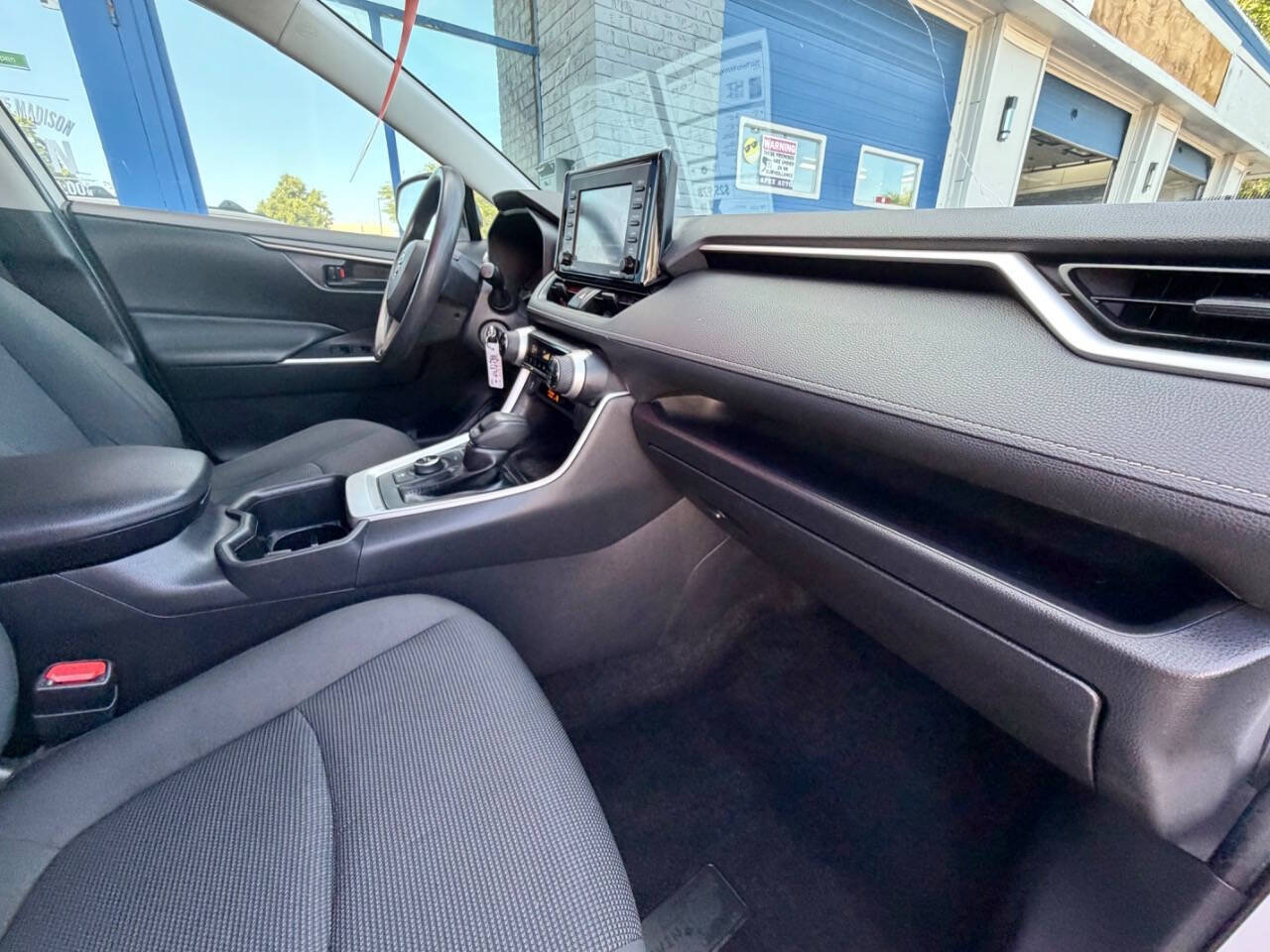 Used 2022 Toyota RAV4 LE AWD/4WD image 25