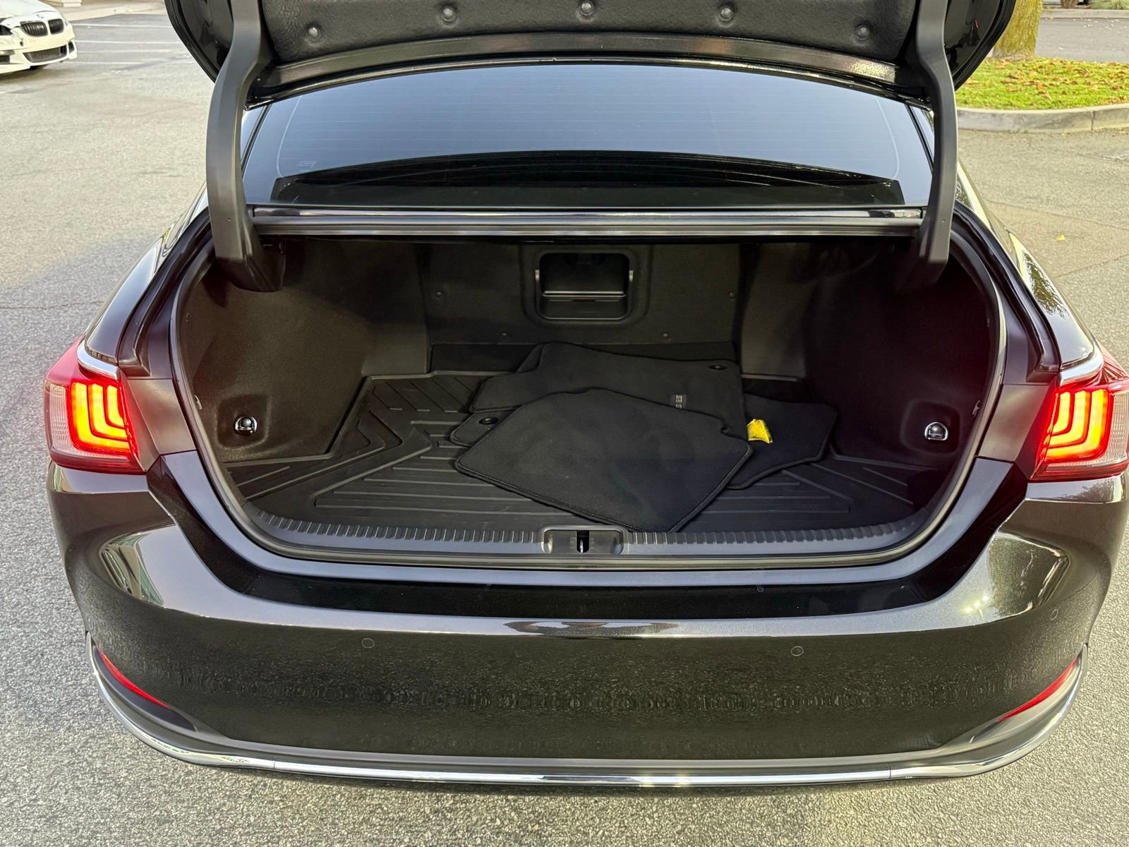 Used 2025 Lexus ES 300h w/ Premium Package image 16