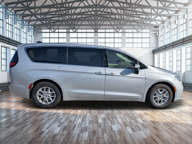 Used 2023 Chrysler Pacifica Touring-L FWD image 2