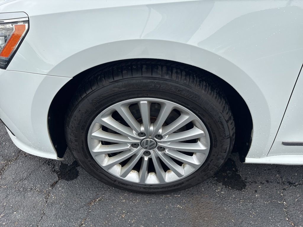 Used 2017 Volkswagen Passat 1.8T SE w/ SE Lighting Package FWD image 7