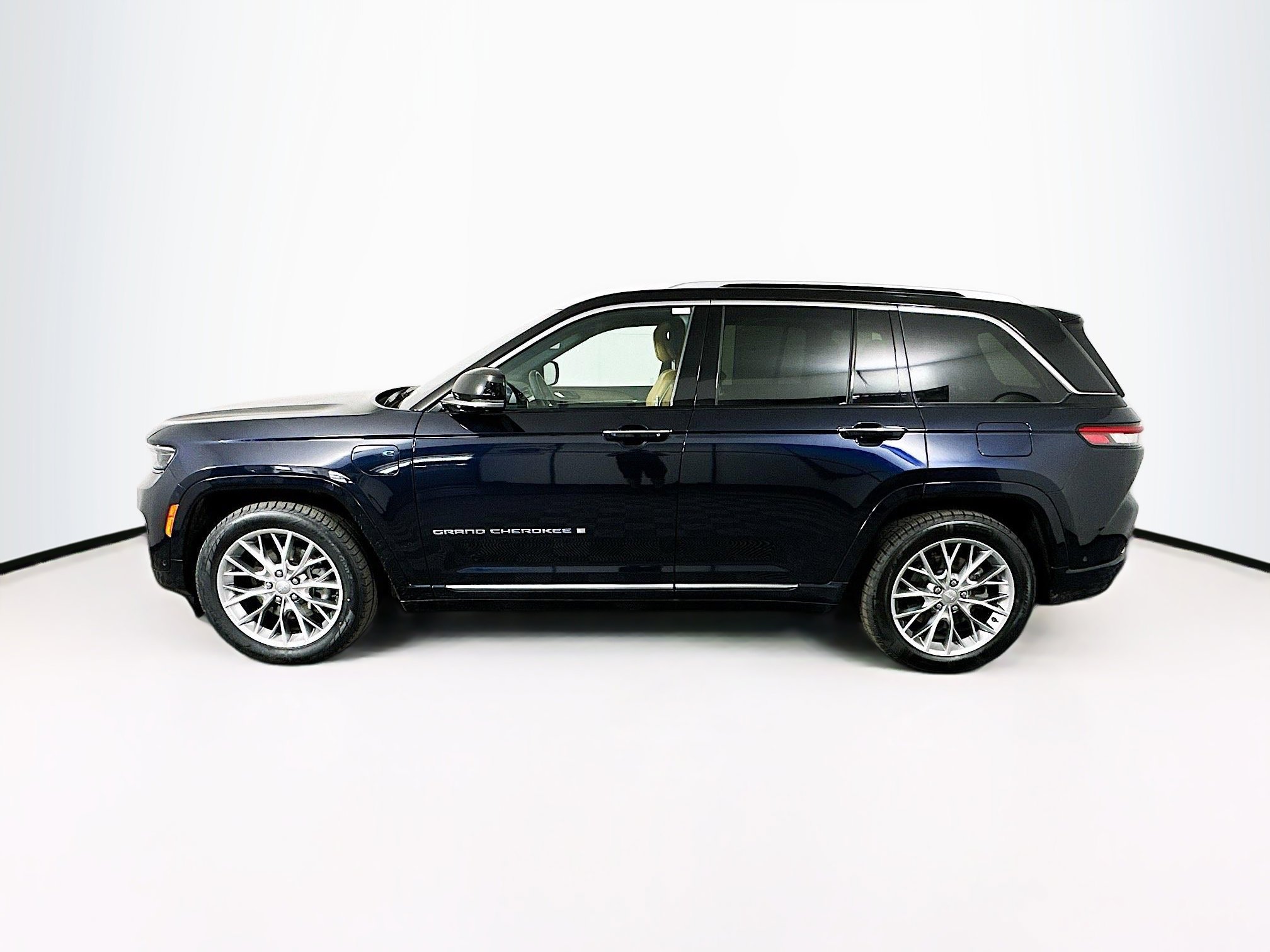 Used 2022 Jeep Grand Cherokee Summit w/ Advanced Protech Group IV AWD/4WD image 4