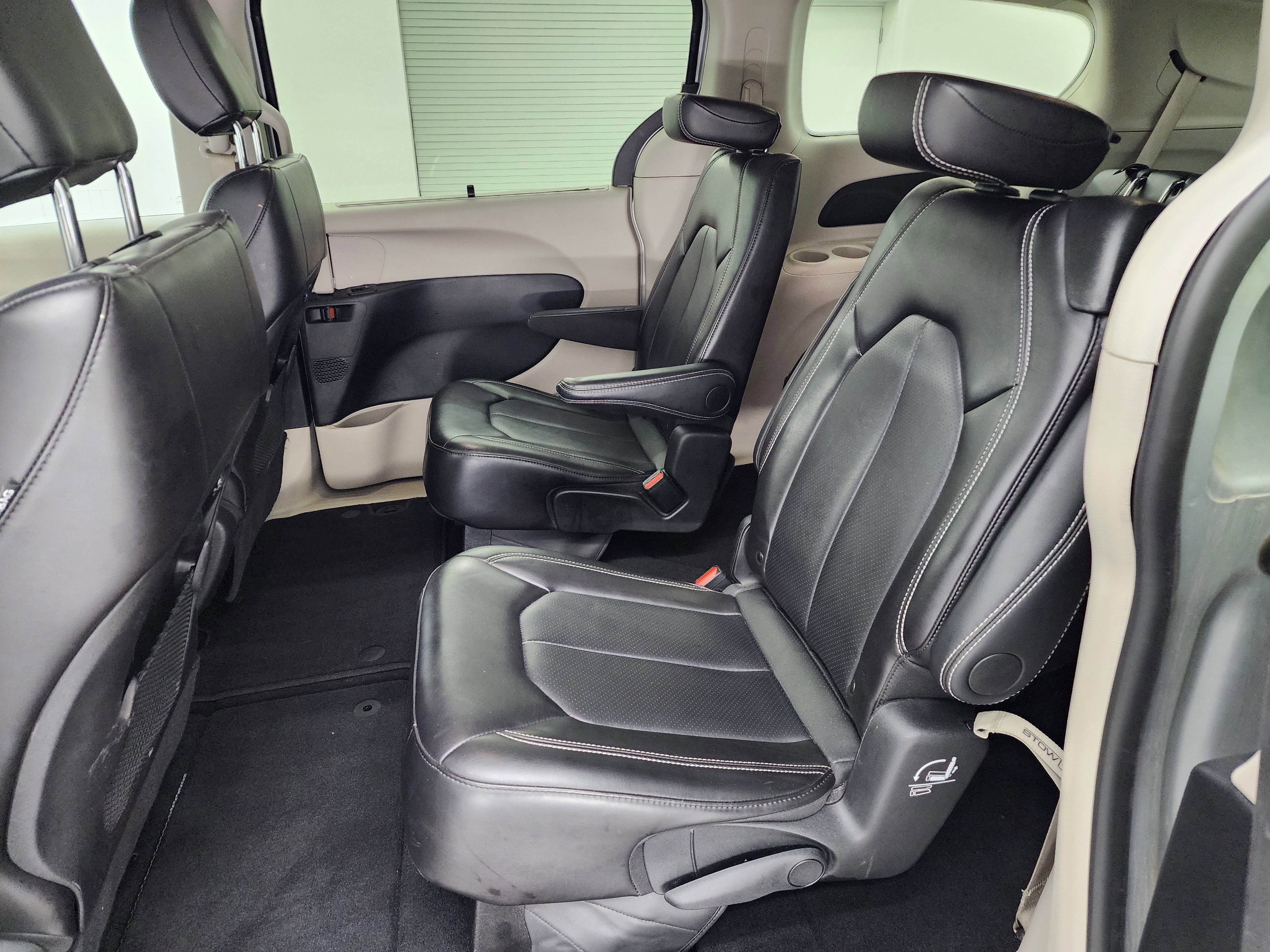 Used 2024 Chrysler Pacifica Touring-L image 9