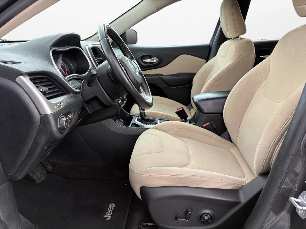 Used 2016 Jeep Cherokee Latitude w/ Comfort/Convenience Group FWD image 18