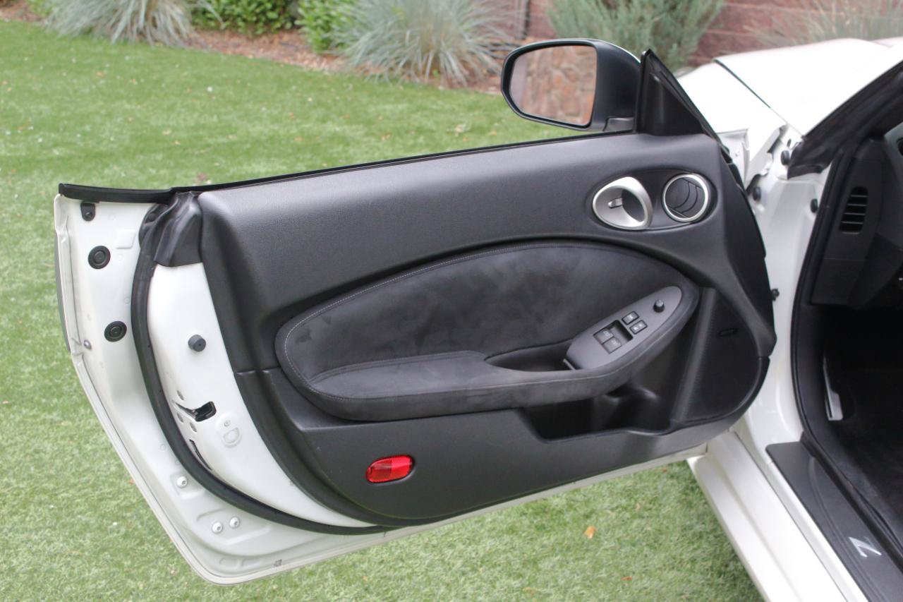 Used 2009 Nissan 370Z Touring RWD image 40