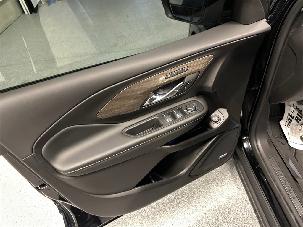 Used 2024 GMC Terrain Denali w/ Black Diamond Edition image 10