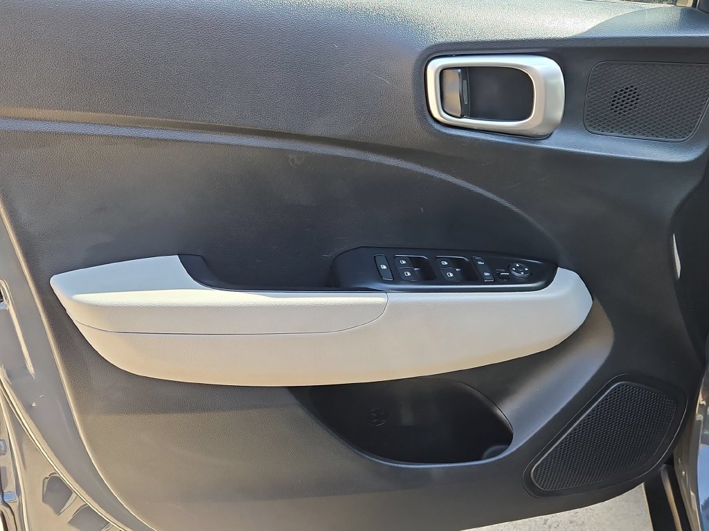 Used 2025 Hyundai Venue SEL FWD image 11