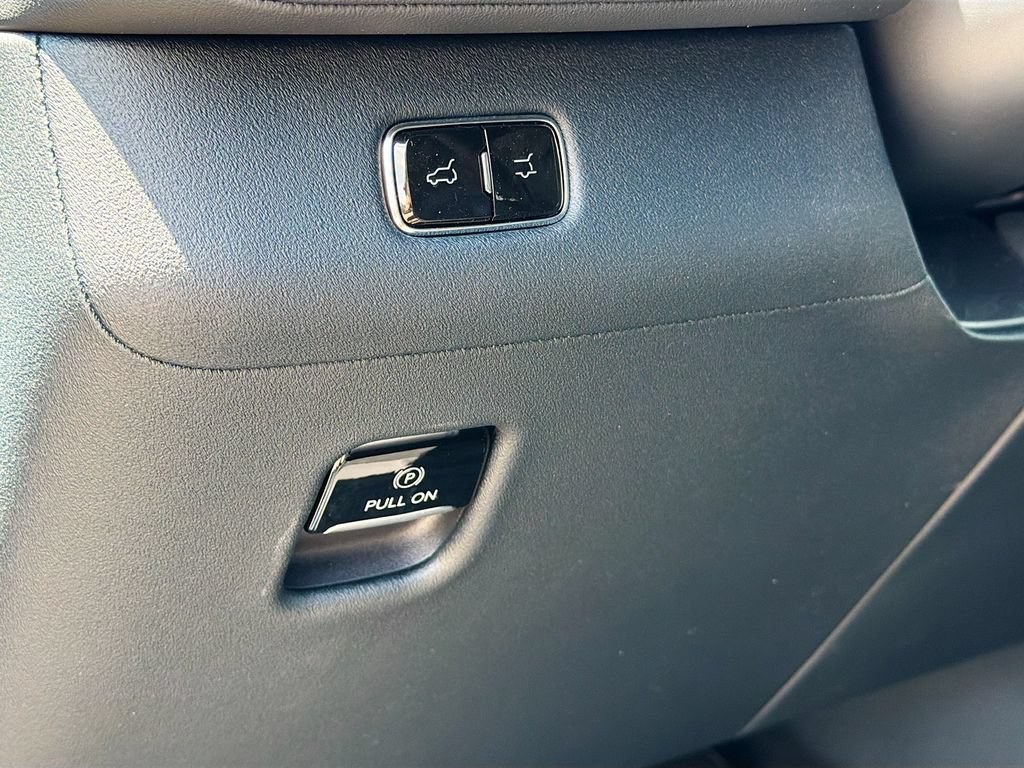 Used 2026 Lincoln Navigator Premiere AWD/4WD image 10