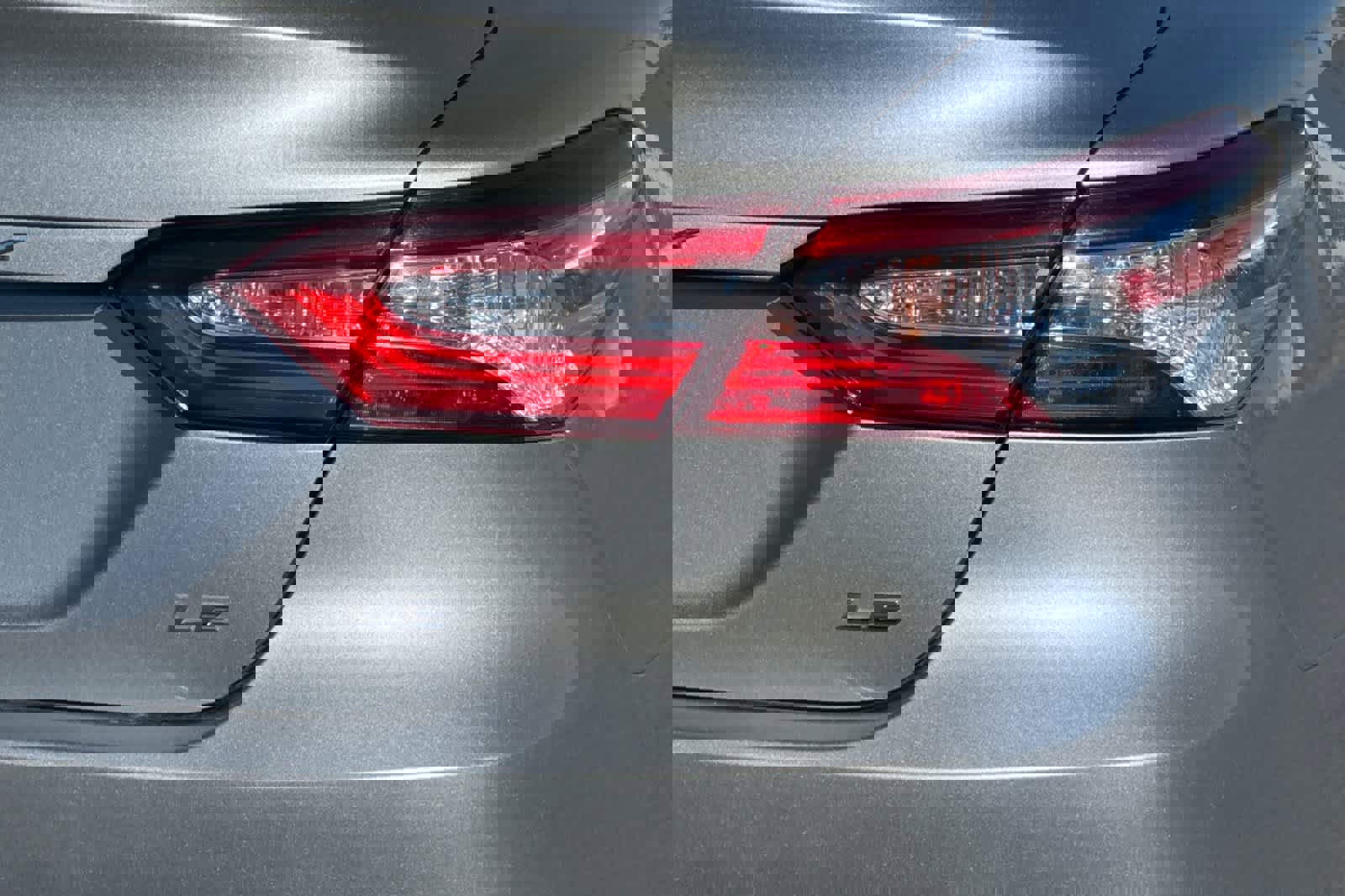 Used 2018 Toyota Camry LE image 25