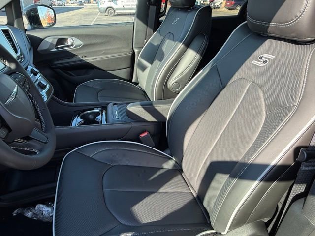 New 2026 Chrysler Pacifica Limited image 13
