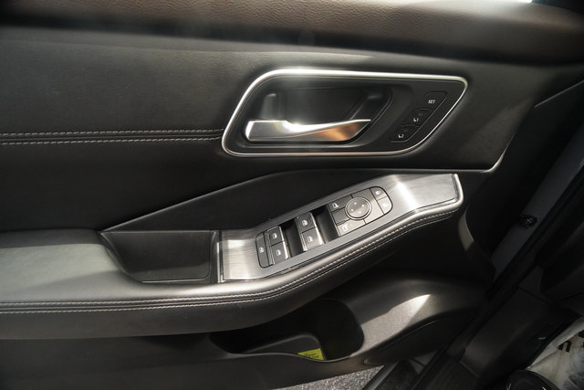 Used 2022 Nissan Rogue Platinum w/ Head-Up Display Package FWD image 11