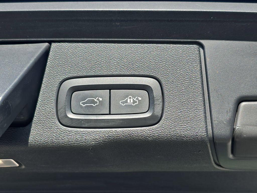 Used 2018 Volvo XC60 T6 Inscription w/ Luxury Seat Package image 16