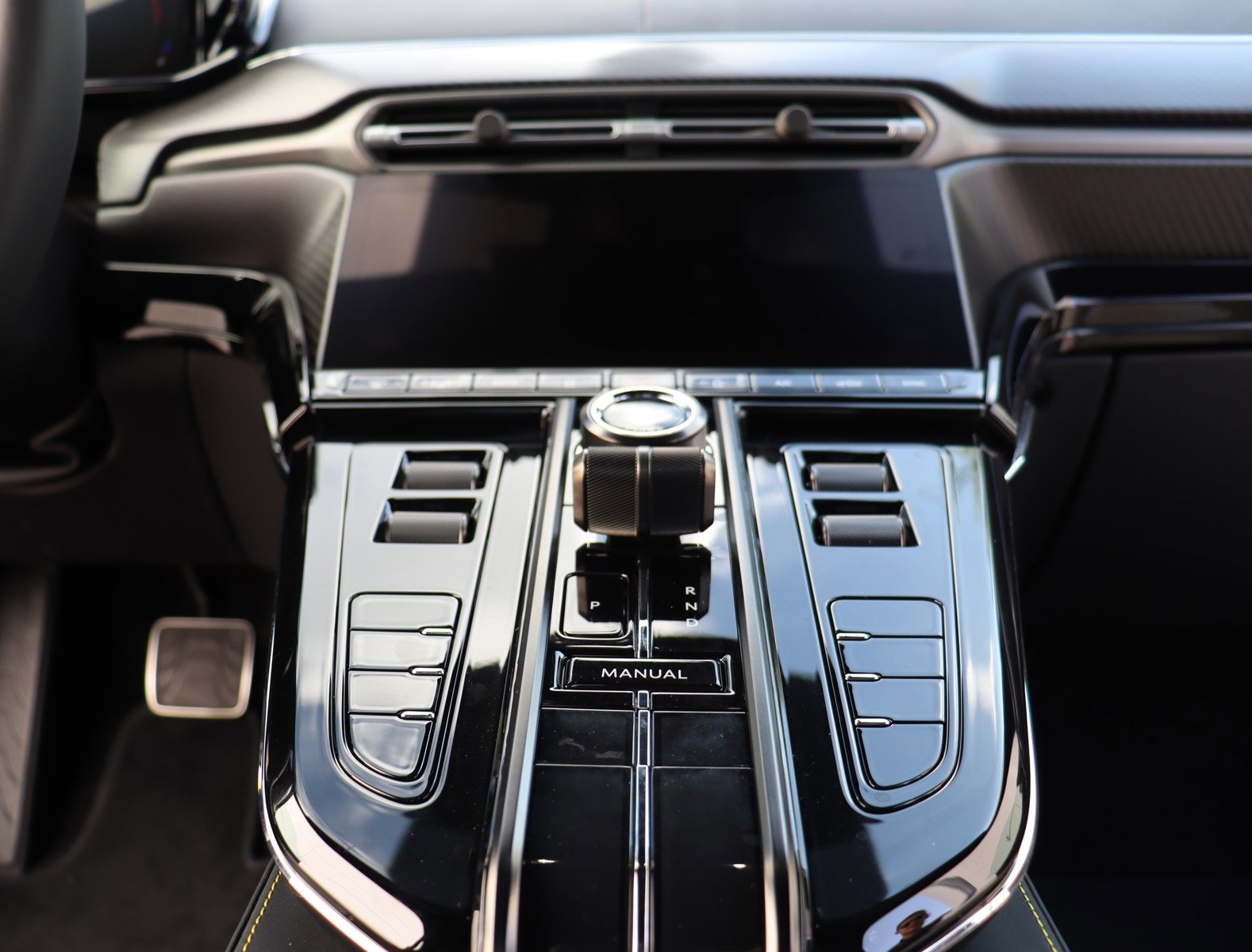 New 2025 Aston Martin V8 Vantage Coupe image 16