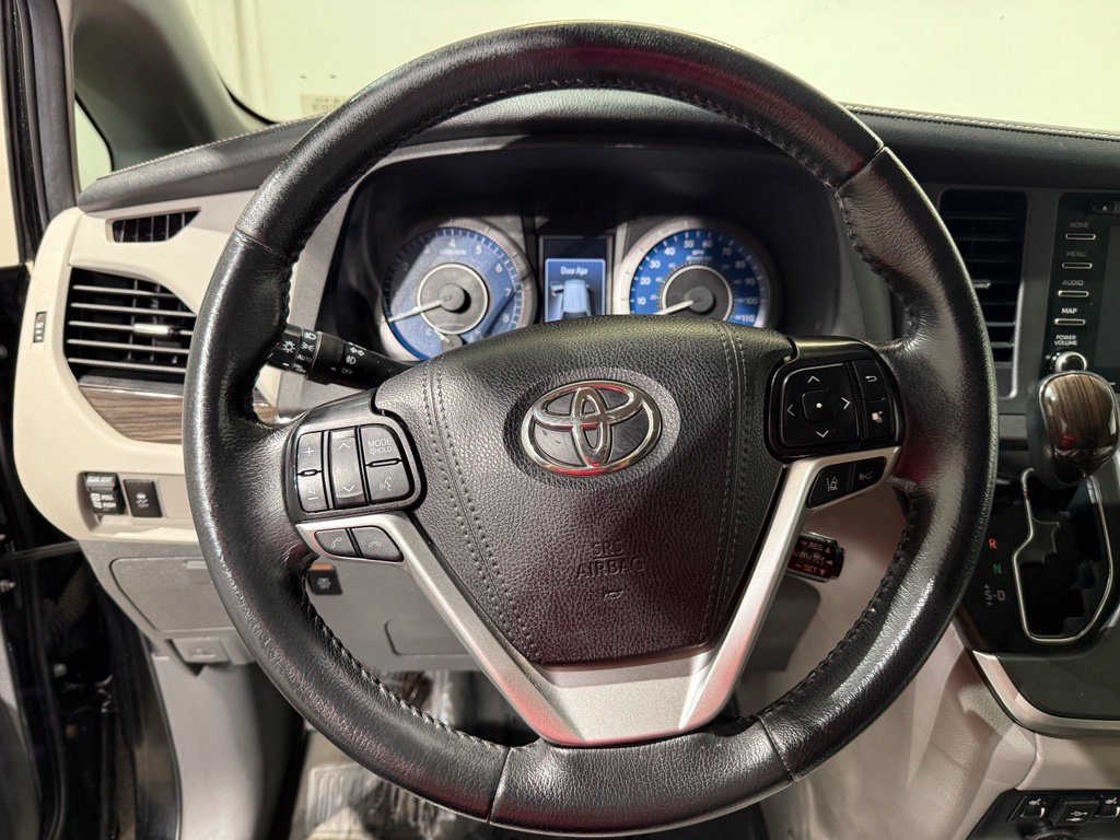 Used 2020 Toyota Sienna XLE w/ Carpet Mat Package FWD image 25