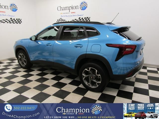 Used 2025 Chevrolet Trax LT FWD image 8