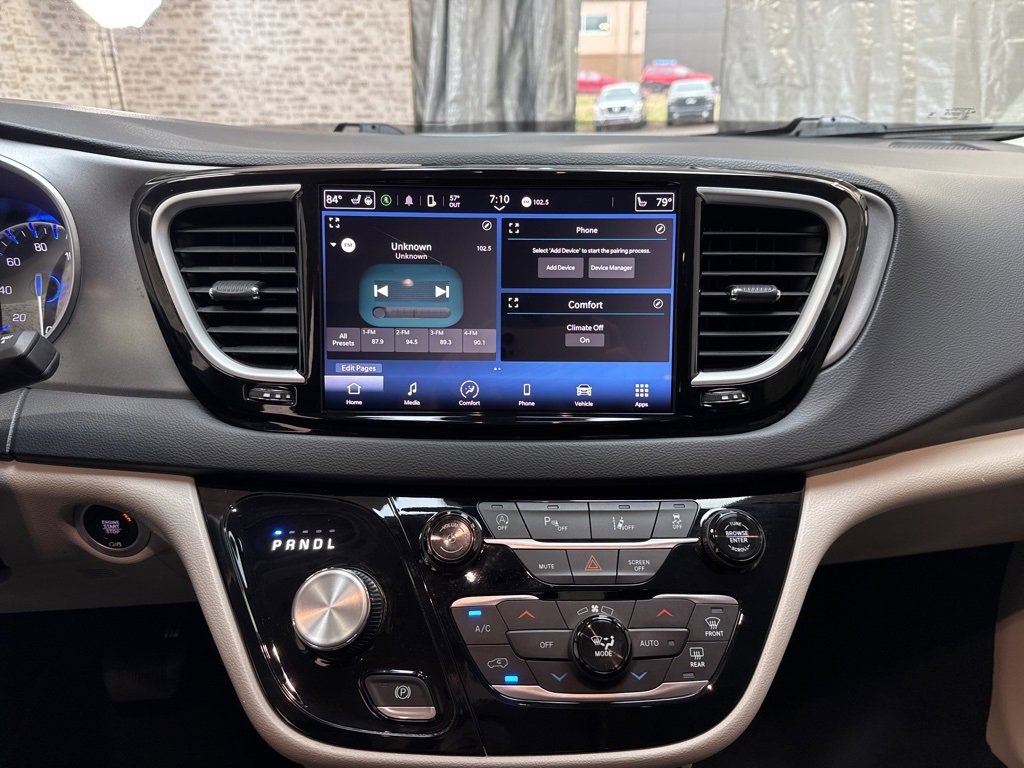 Used 2024 Chrysler Pacifica Touring-L image 21