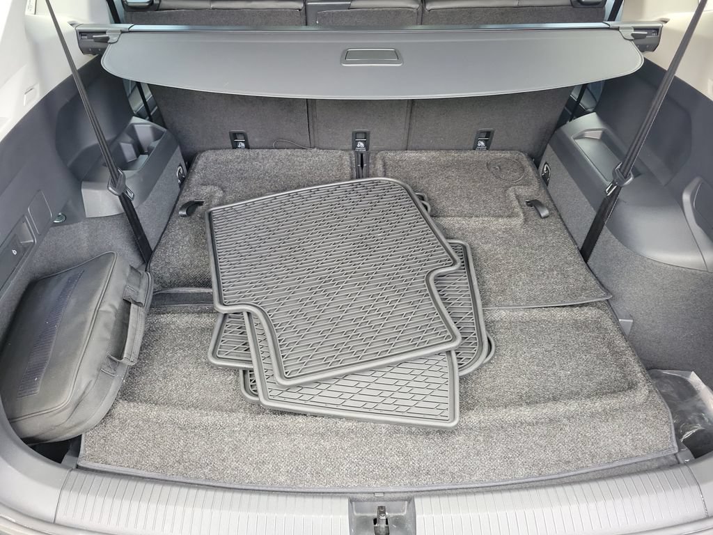 Used 2023 Volkswagen Tiguan SE w/ Panoramic Sunroof Package FWD image 7