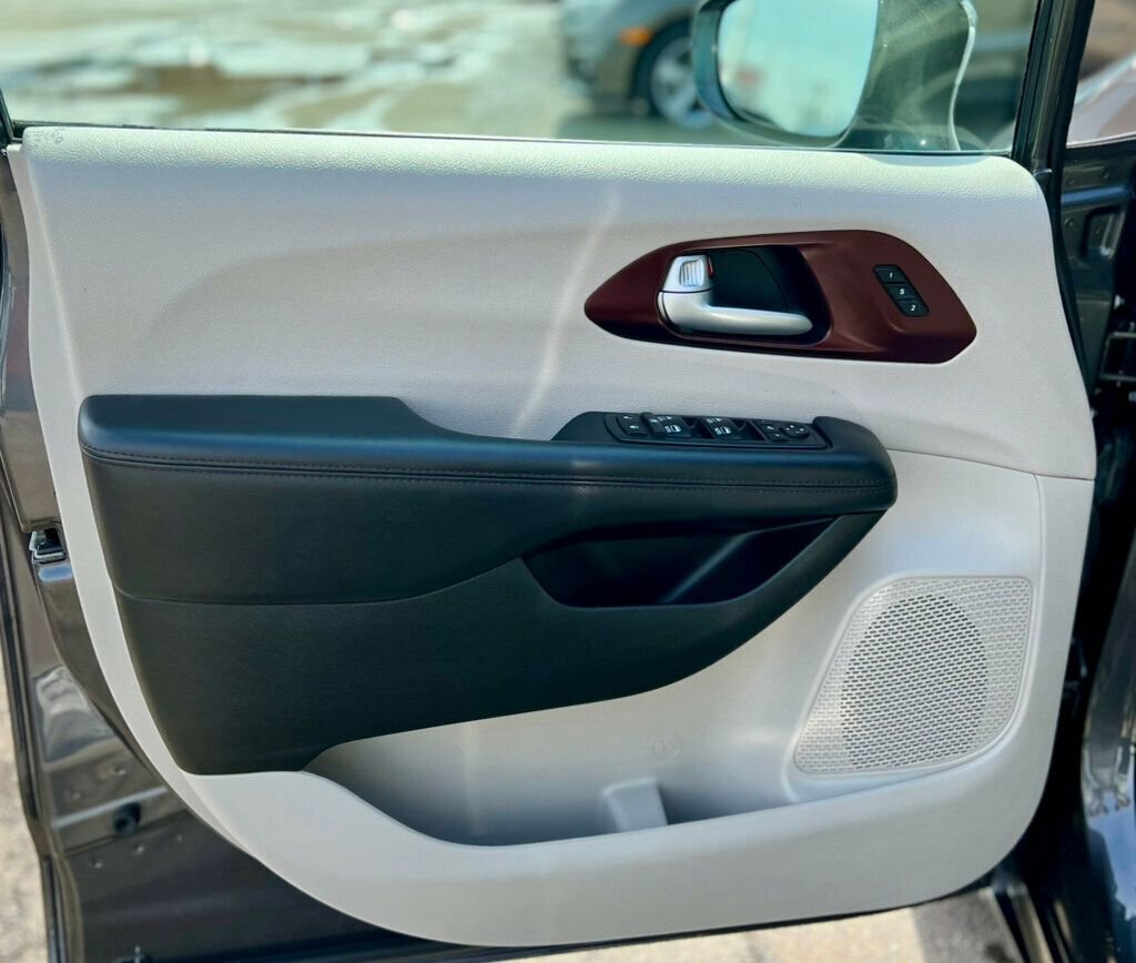 Used 2018 Chrysler Pacifica Limited w/ Advanced Safetytec Group image 20