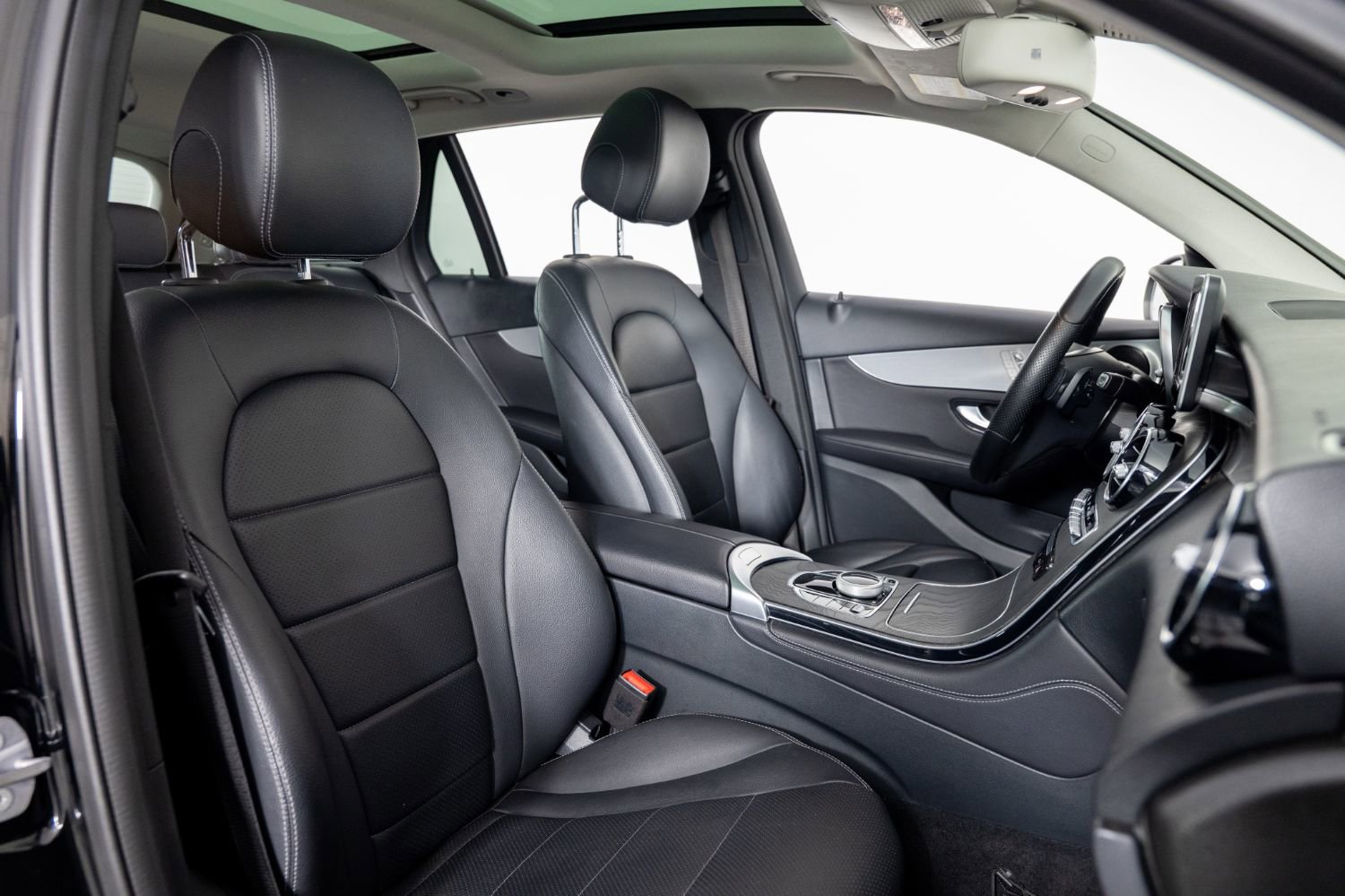 Used 2019 Mercedes-Benz GLC 300 4MATIC w/ Premium Package image 27