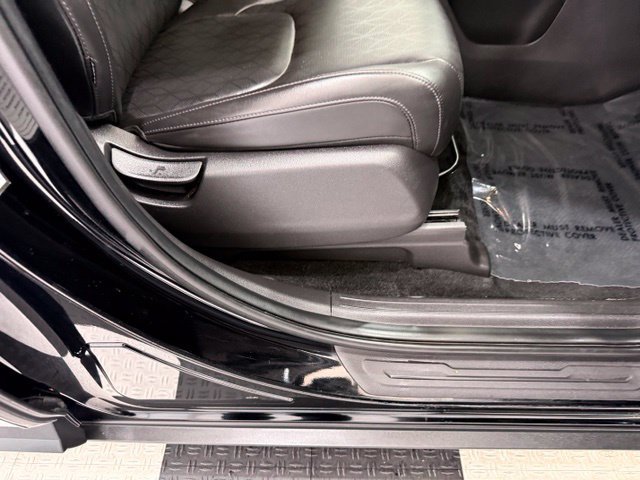 Used 2025 Kia Carnival FWD image 23