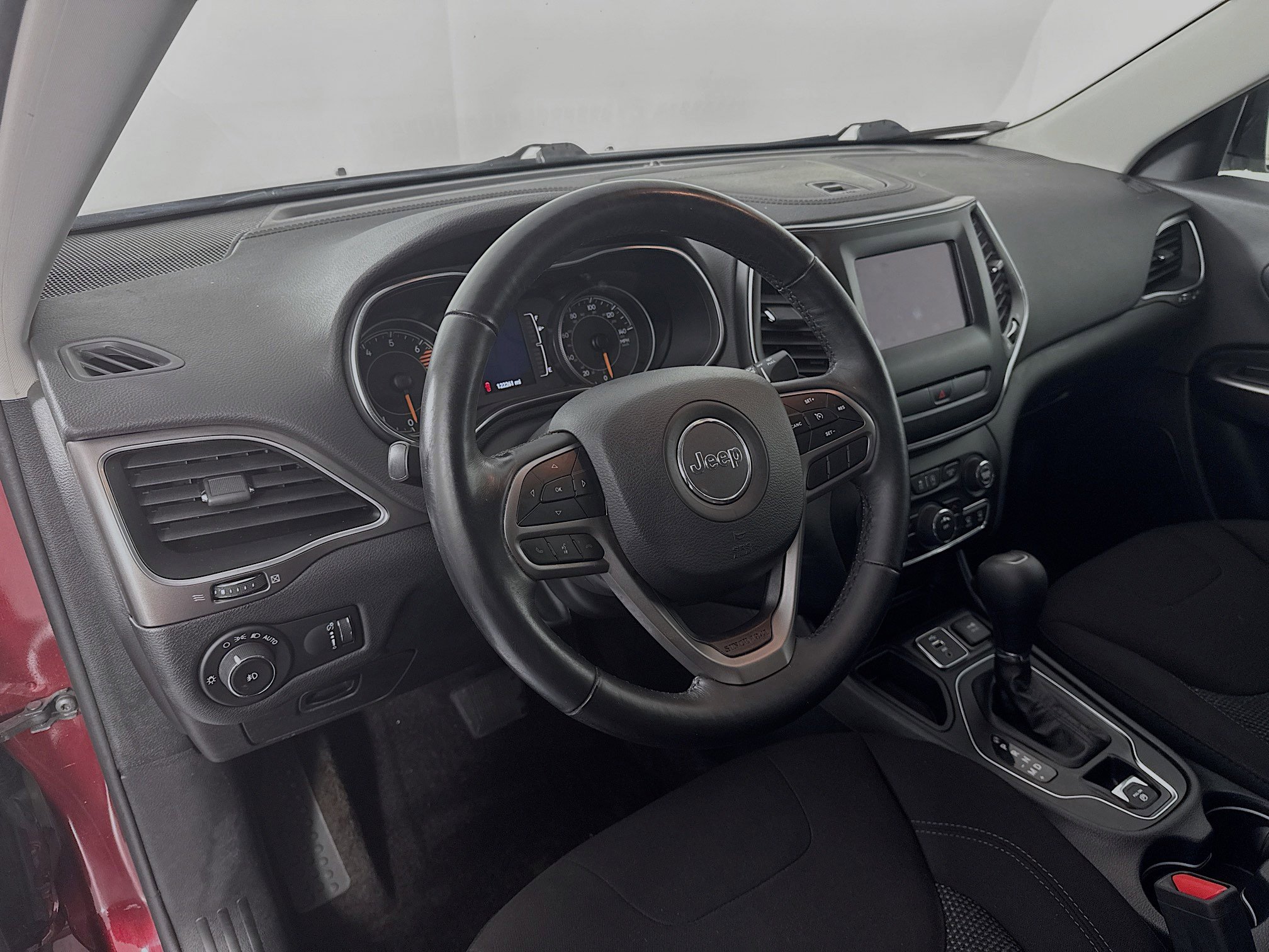 Used 2019 Jeep Cherokee Latitude w/ Cold Weather Group image 9