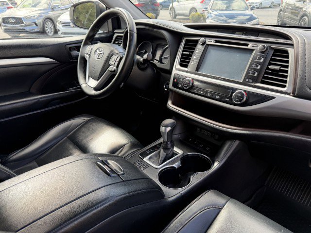 Used 2019 Toyota Highlander XLE image 26
