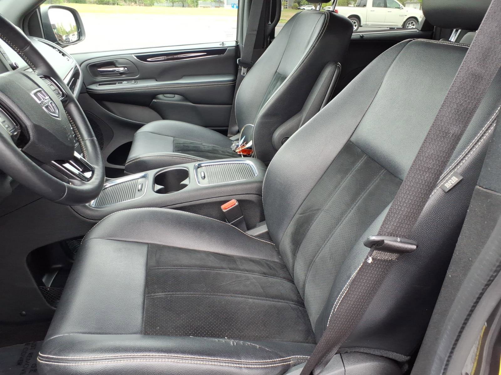 Used 2017 Dodge Grand Caravan SXT w/ Driver Convenience Group FWD image 18