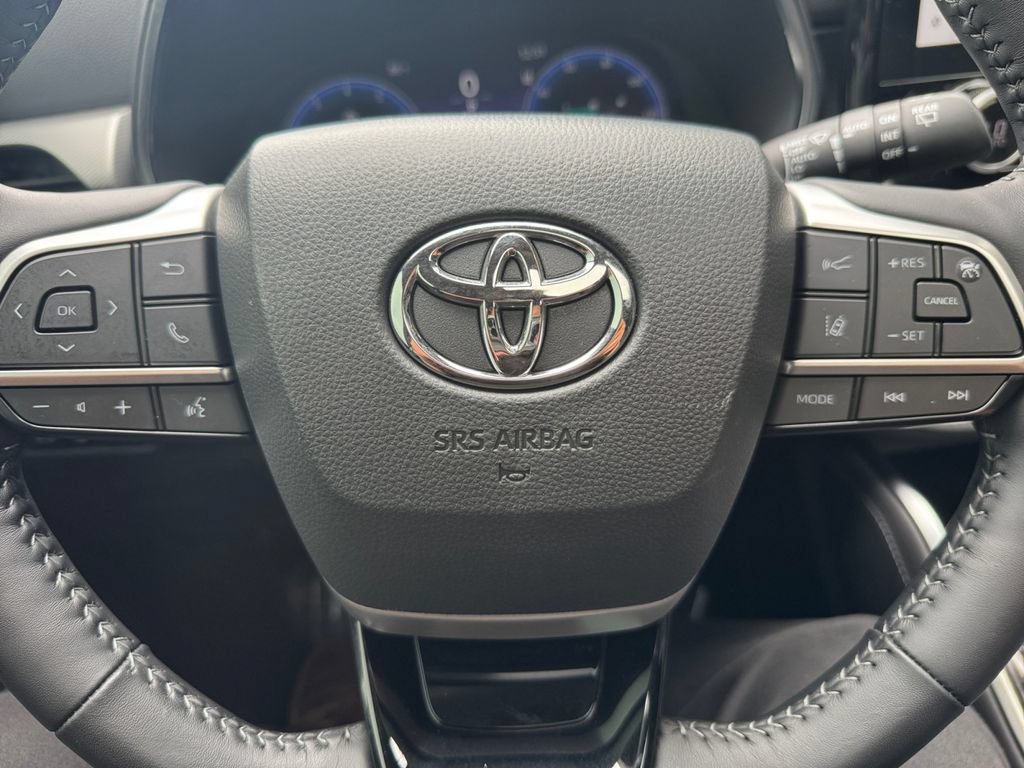 Used 2025 Toyota Highlander Platinum AWD/4WD image 30