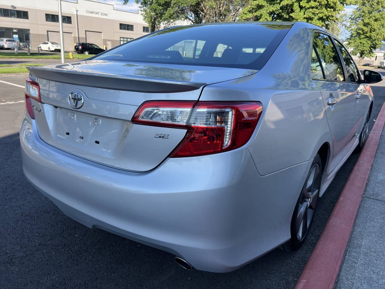 Used 2014 Toyota Camry SE FWD image 3