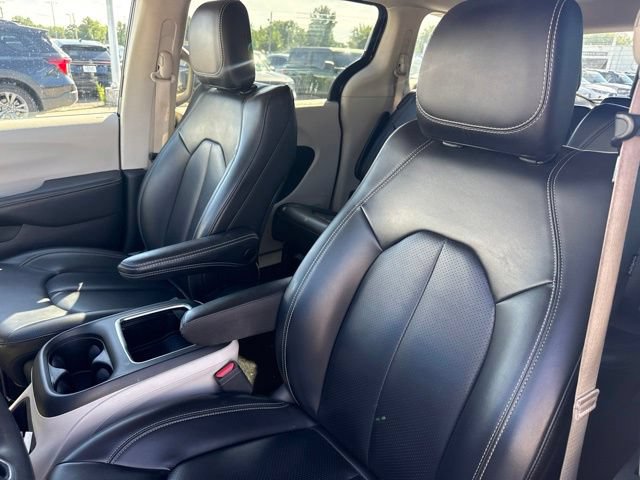 Used 2023 Chrysler Pacifica Touring-L FWD image 5