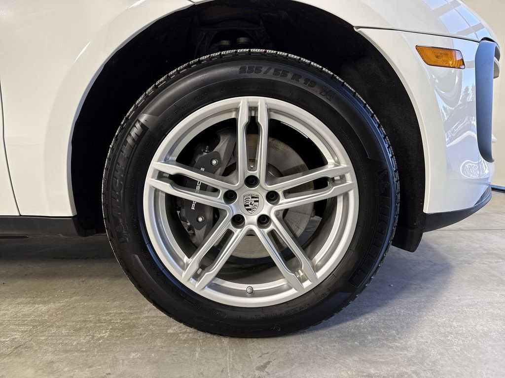 Certified 2025 Porsche Macan image 15