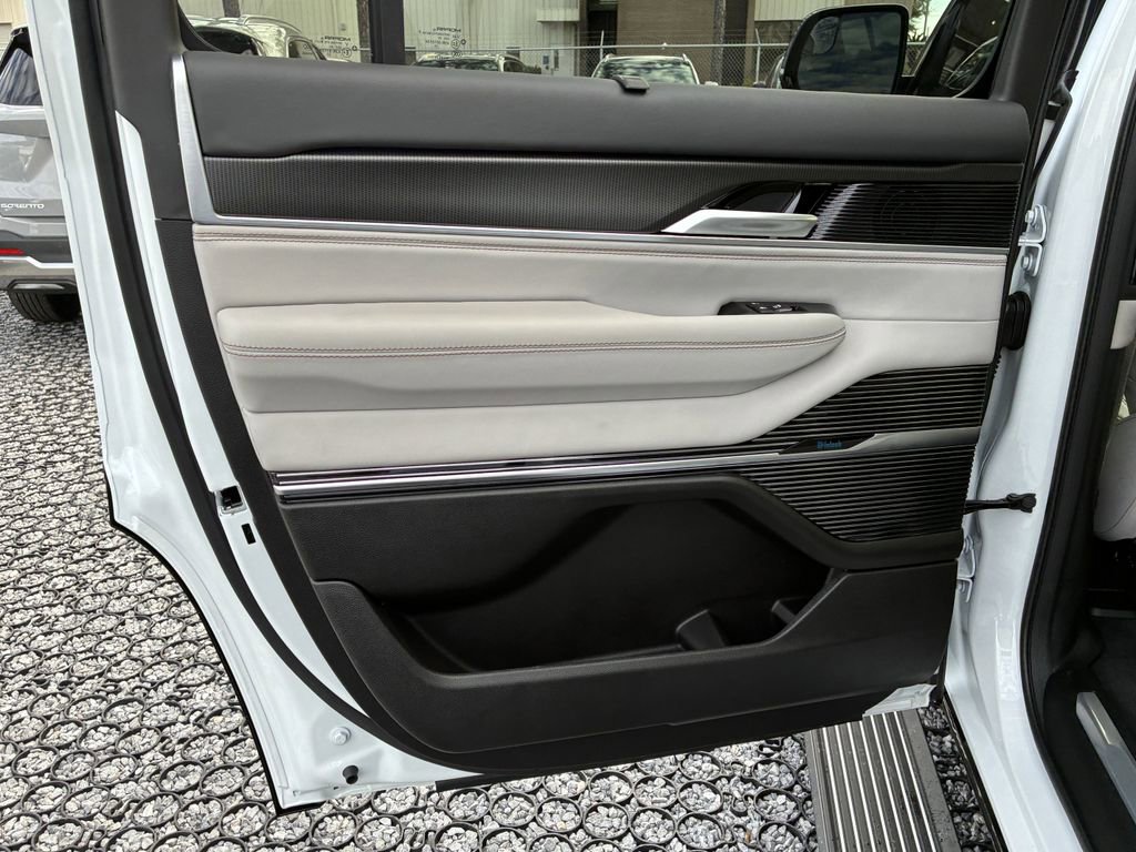 New 2026 Jeep Grand Wagoneer Summit AWD/4WD image 28