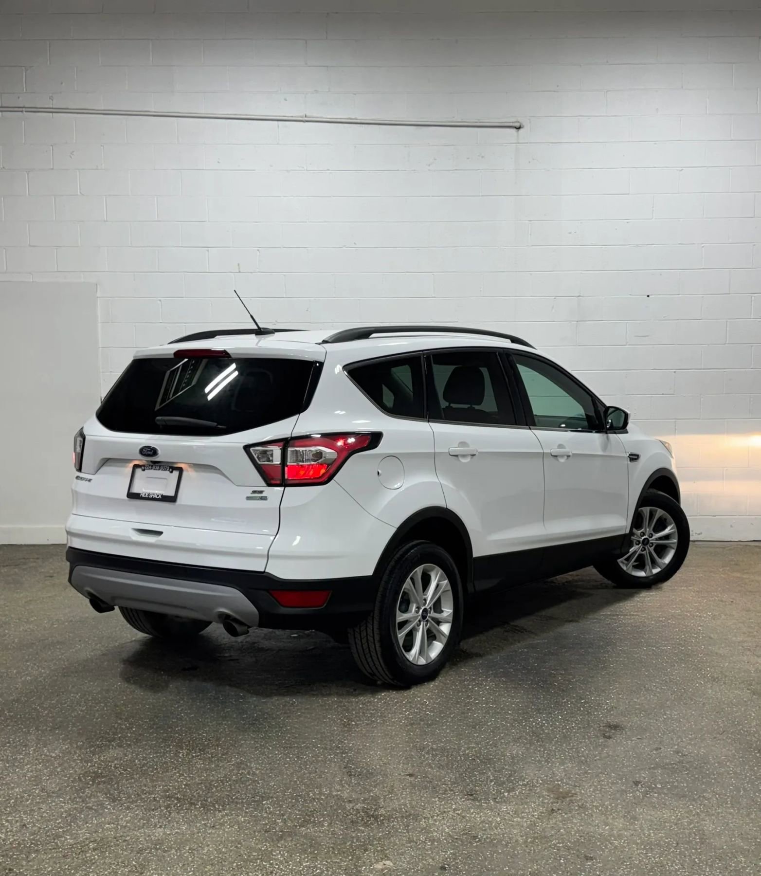 Used 2017 Ford Escape SE w/ Equipment Group 201A image 3