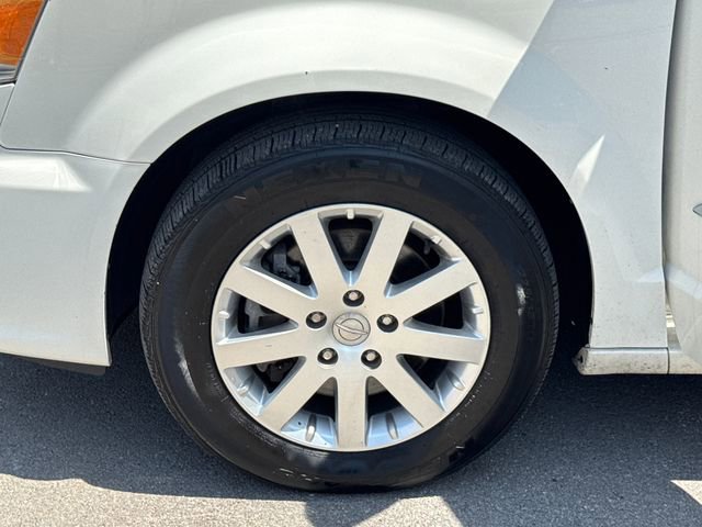 Used 2013 Chrysler Town & Country Touring FWD image 23