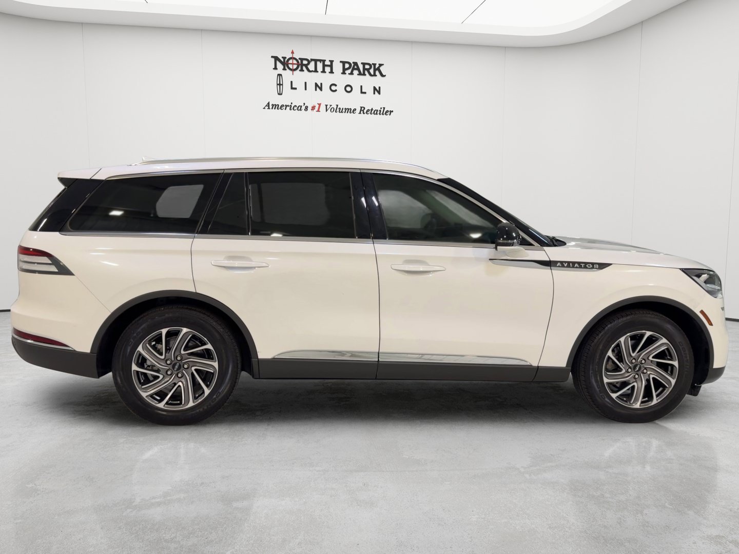 Used 2024 Lincoln Aviator 2WD image 2