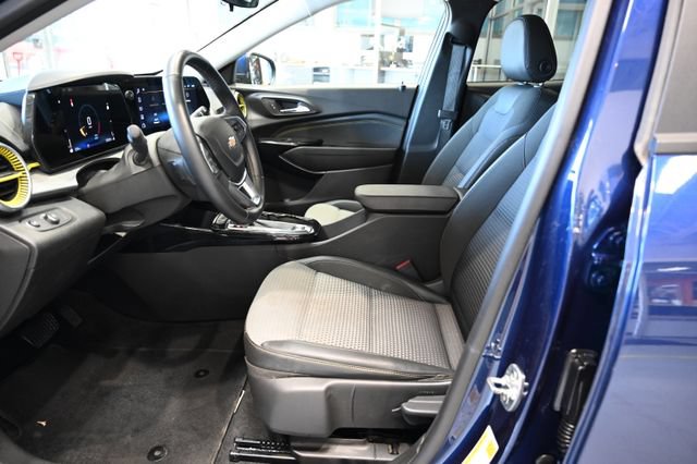 Used 2024 Chevrolet Trax LT w/ Driver Confidence Package FWD image 9