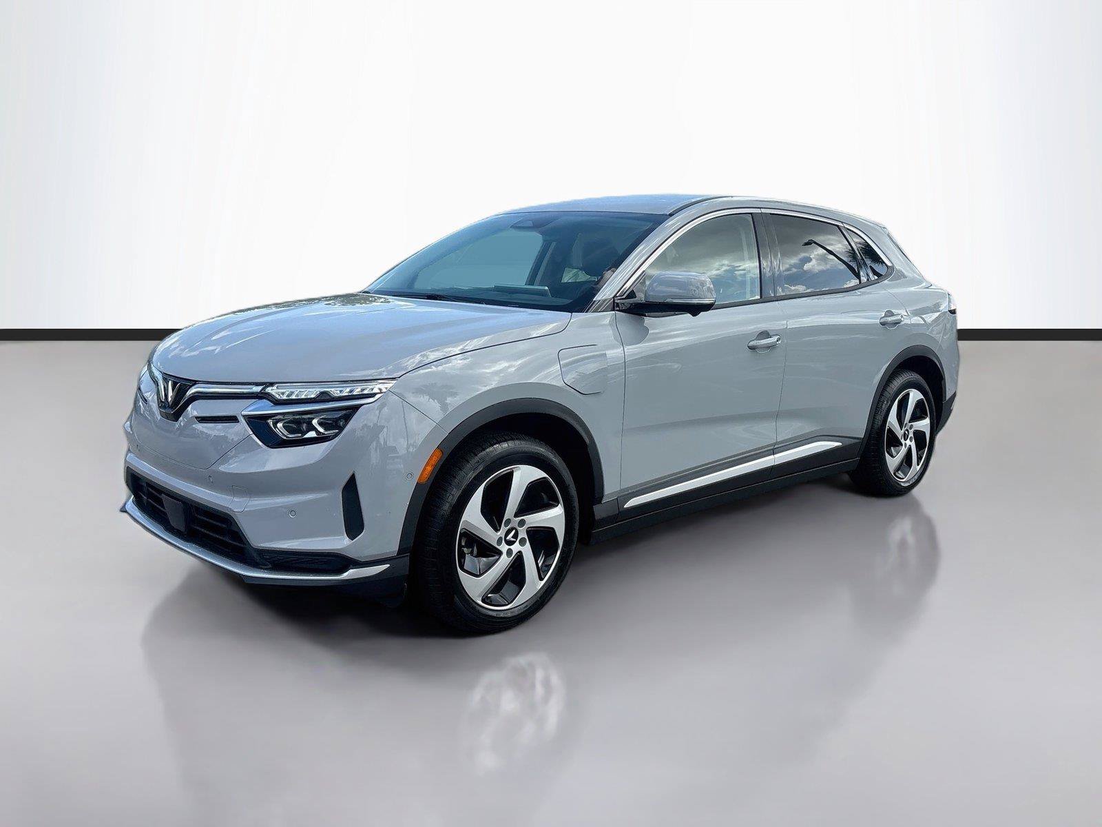 New 2027 VinFast VF 8 Eco AWD/4WD image 3