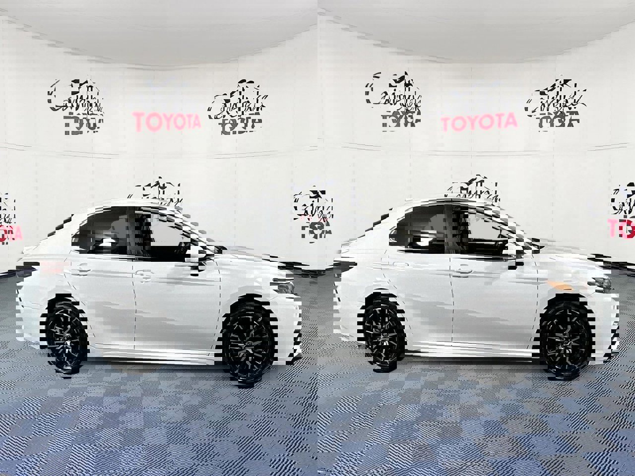Used 2023 Toyota Camry SE image 9