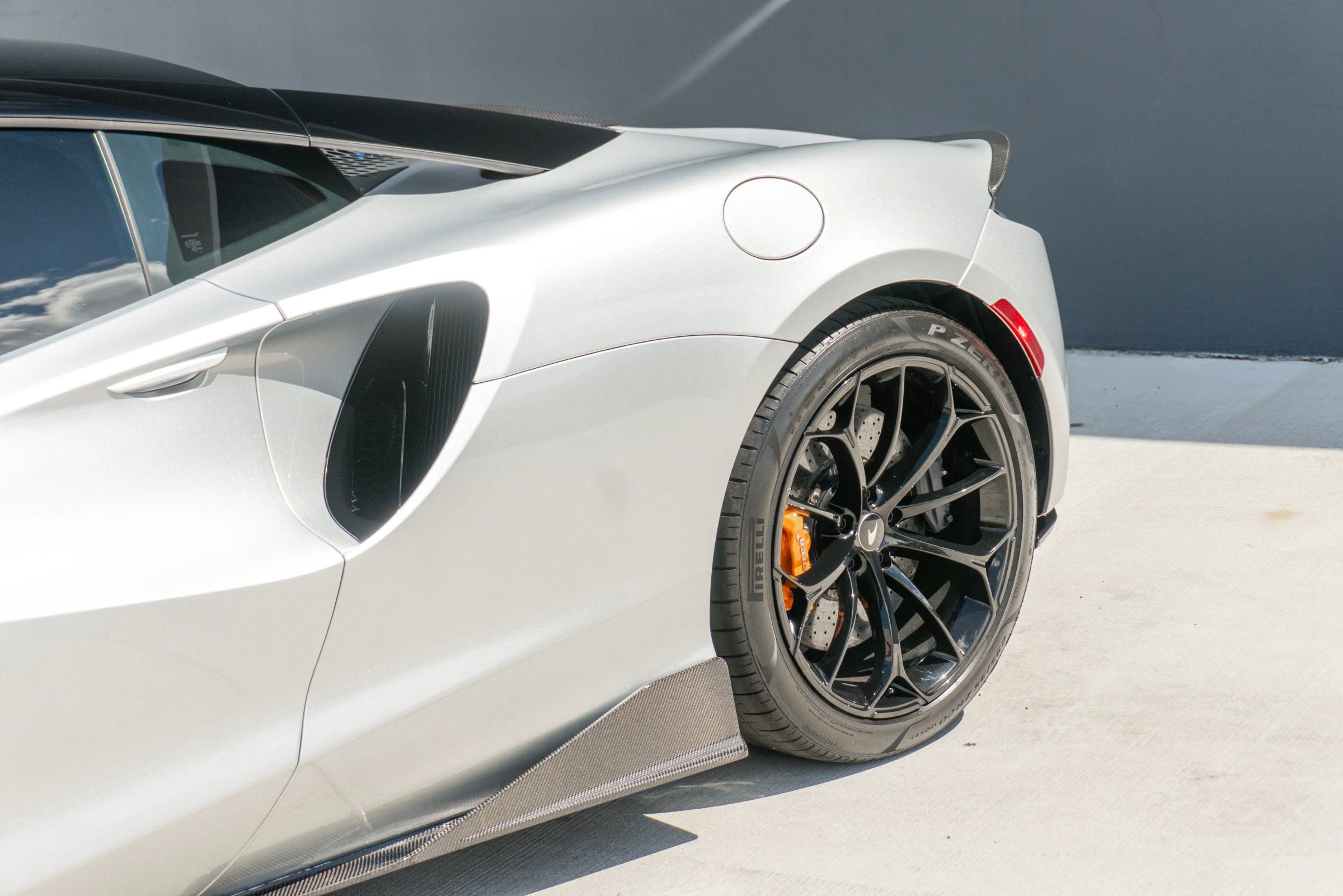 Used 2023 McLaren Artura RWD image 27